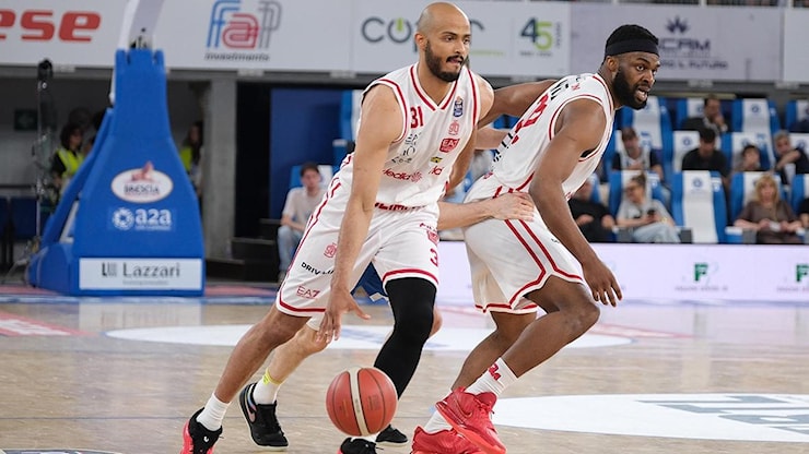 Basket, l’Olimpia cede a Brescia dopo il testa a testa: Gara 2 alla Germani per 85 a 79 - la Repubblica