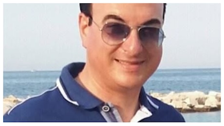 Si tuffa per salvare i figli in mare a Otranto, poi muore sulla spiaggia