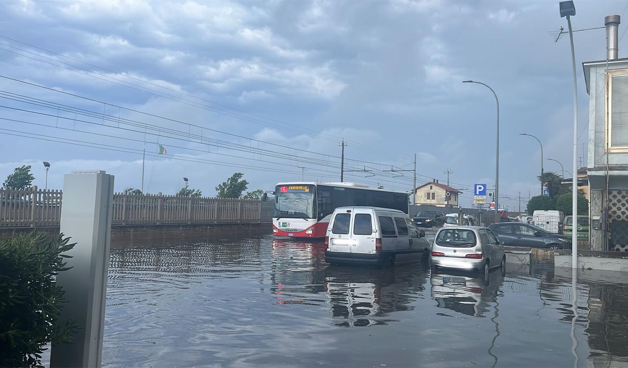 Il maltempo si abbatte sulle Marche, allagamenti e alberi caduti