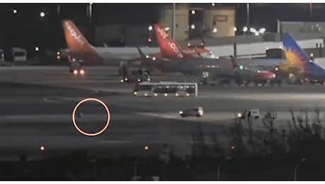 Un pneumatico si stacca da un aereo Ryanair sulla pista di Lanzarote: il video della webcam dell'aeroporto