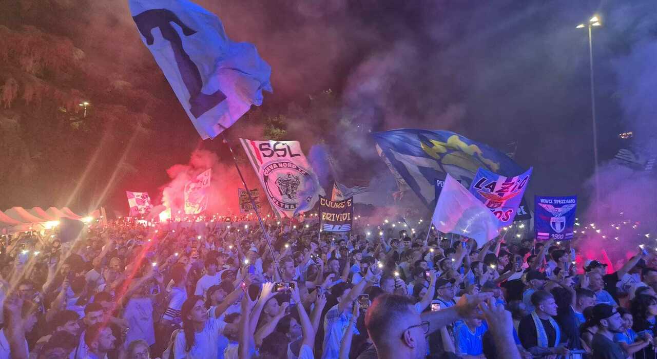 Lazio, la protesta dei tifosi a due passi dallo Stadio Flaminio. Tommaso Paradiso: «I romantici non smettono mai di sognare»