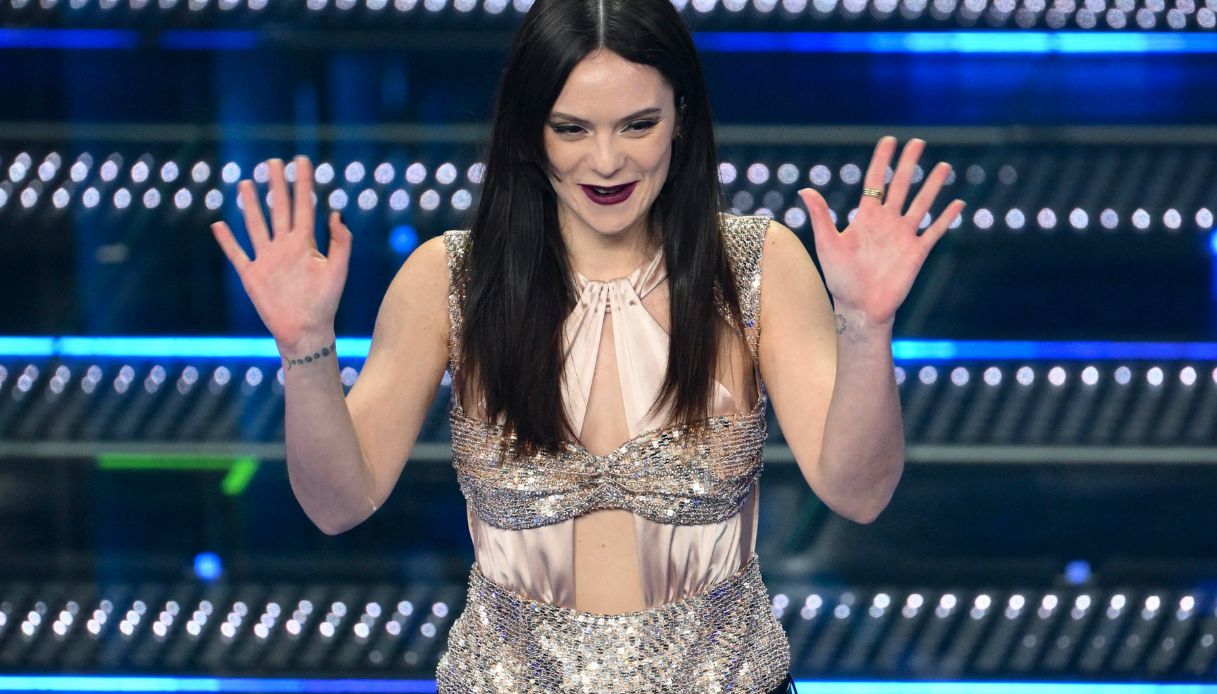 Francesca Michielin si è sposata con Davide Spigarolo a Bassano, matrimonio tra i girasoli e fuga in Vespa