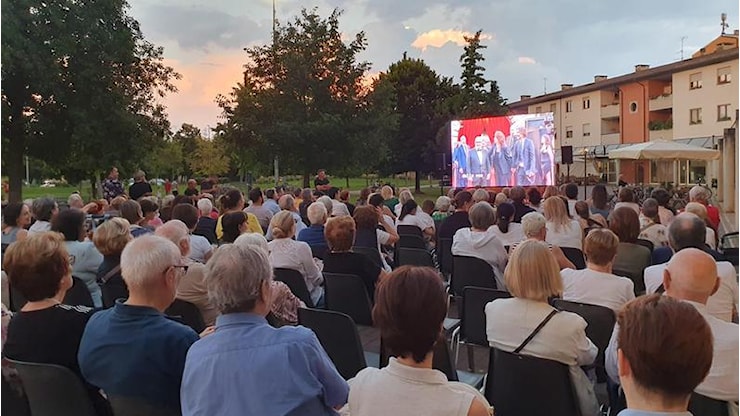 «Opera sotto le stelle», l'Arena arriva nei quartieri: «La Traviata» sui maxischermi - L'Arena