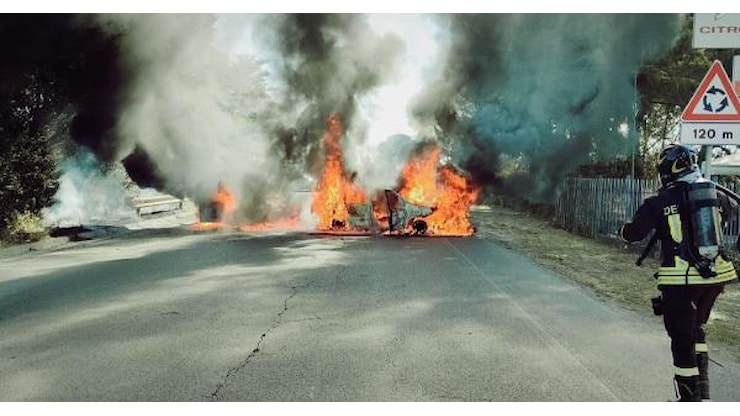 Far west tra Cerignola e Canosa, assalto a un furgone portavalori: spari, esplosioni e auto in fiamme VIDEO - La Gazzetta del Mezzogiorno