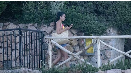 Dua Lipa e Callum Turner in Campania: viaggio di nozze tra Ischia e social record