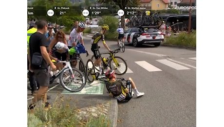 Vingegaard si ritira dal Tour de France, sospetta frattura della clavicola dopo la caduta nella quindicesima tappa