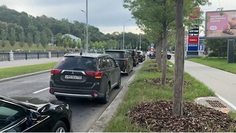 Putin ammette la crisi dei carburanti: gli attacchi ucraini colpiscono le raffinerie