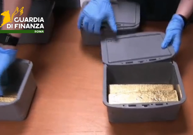 Valigie piene d’oro: scoperti 12 lingotti da oltre 8 milioni di euro a Fiumicino