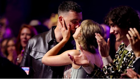 Taylor Swift e Travis Kelce si sono sposati al Madison Square Garden, l'annuncio con un cartello luminoso e mille invitati vip