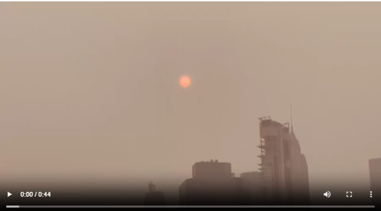 Manhattan avvolta dal fumo: gli incendi canadesi fanno scattare l’allarme, aria pericolosa a New York (VIDEO)