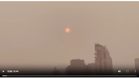 Manhattan avvolta dal fumo: gli incendi canadesi fanno scattare l’allarme, aria pericolosa a New York (VIDEO)