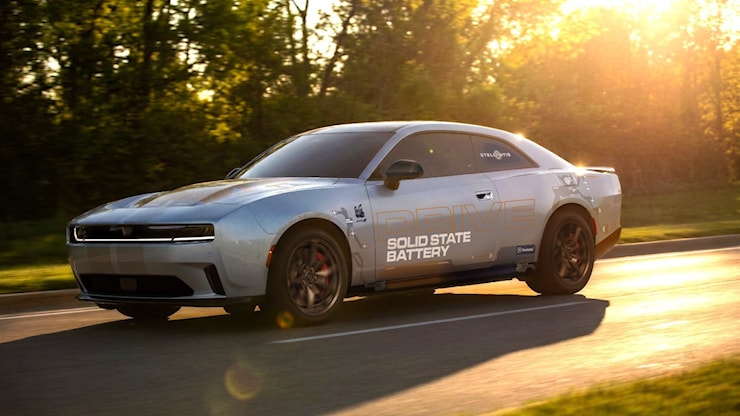 Stellantis porta le batterie allo stato solido su strada: via ai test con una Dodge Charger Daytona - MotorBox