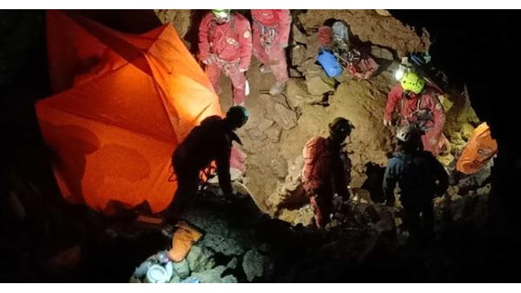 Usati dei materassini pneumatici per spostare il masso che bloccava lo speleologo - Gazzetta di Parma