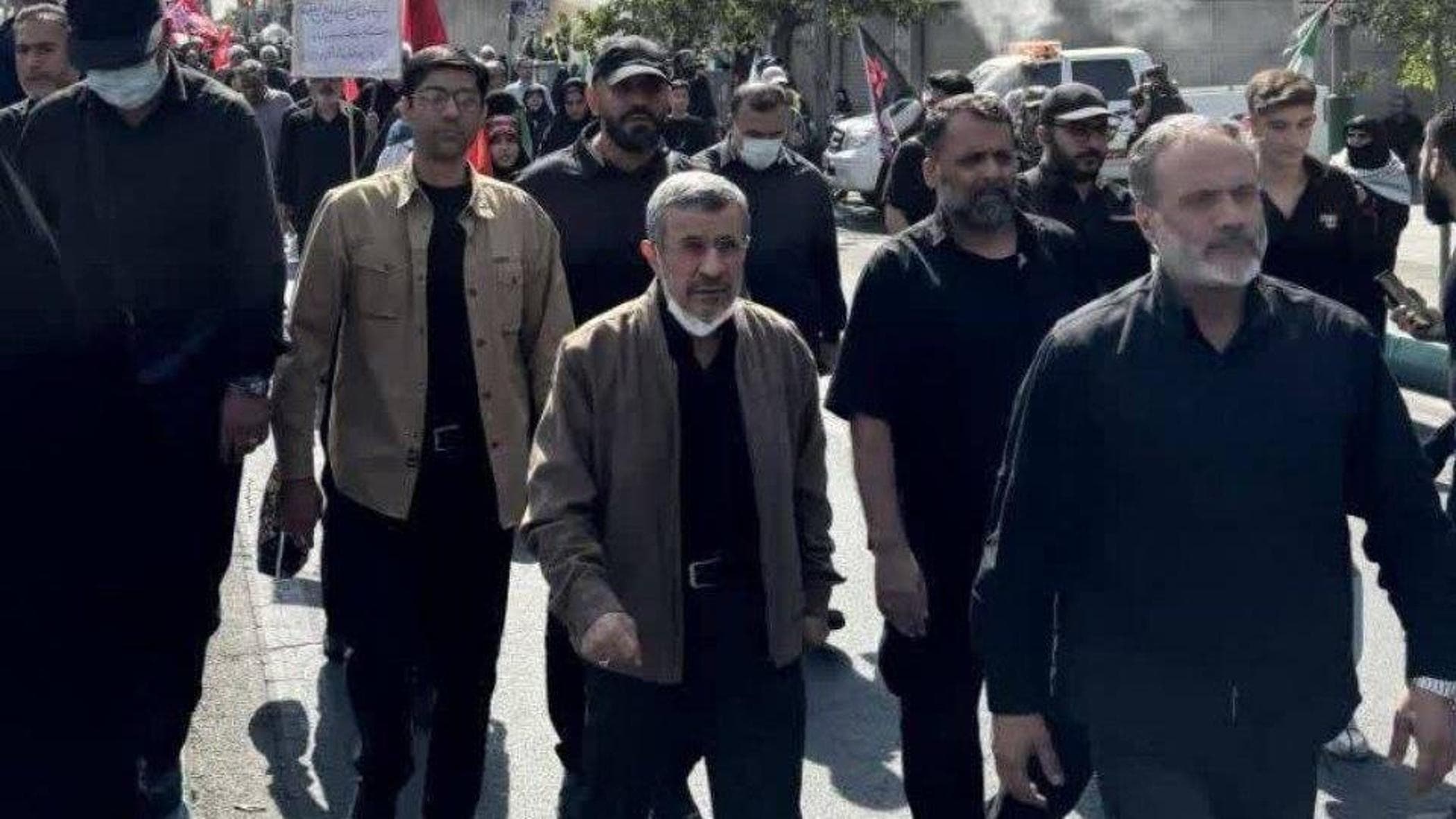 Al funerale di Khamenei riappare Ahmadinejad, il falco che piace agli Usa