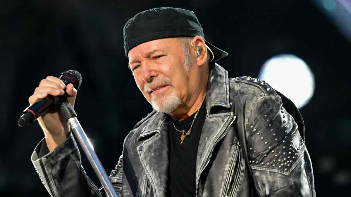 Vasco Rossi, slitta il voto come cittadino onorario di Rimini e scoppia la polemica: cosa sta succedendo, il cantante nel mirino