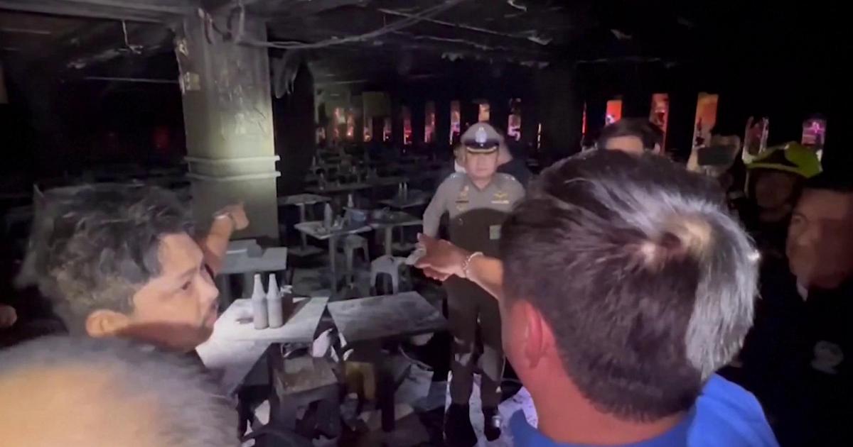 All'interno del pub distrutto dalle fiamme: il sopralluogo del premier thailandese