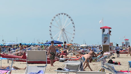 Turista 18enne denuncia stupro in spiaggia a Rimini, indagato 20enne albanese:È stato consensuale"