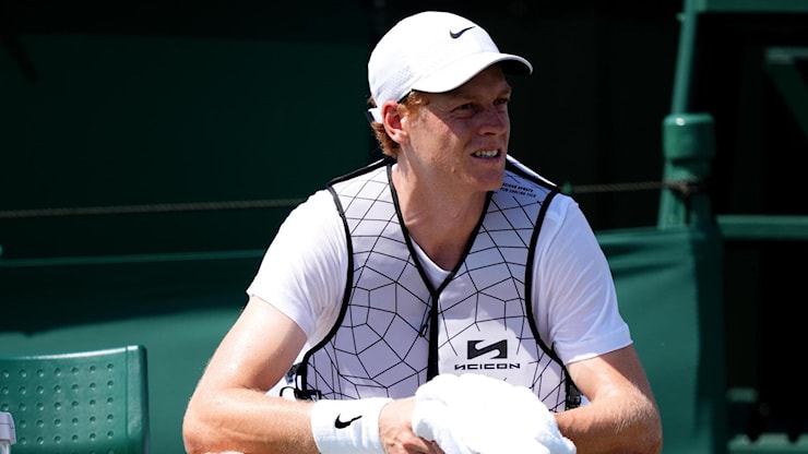 Sinner a Wimbledon con il giubbotto refrigerante: “Forse a Parigi abbiamo sbagliato qualcosa - la Repubblica