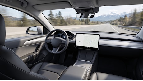 Dorme al volante della Tesla in autostrada: il video virale e la domanda sulla guida autonoma in Italia