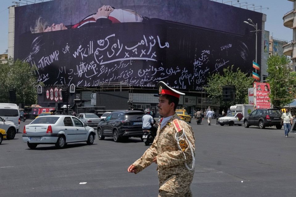 Nuovi attacchi USA sull'Iran, Teheran risponde colpendo Bahrein, Kuwait e Giordania