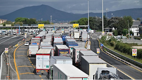Protesta dei tir contro il caro gasolio: scaffali vuoti e scorte