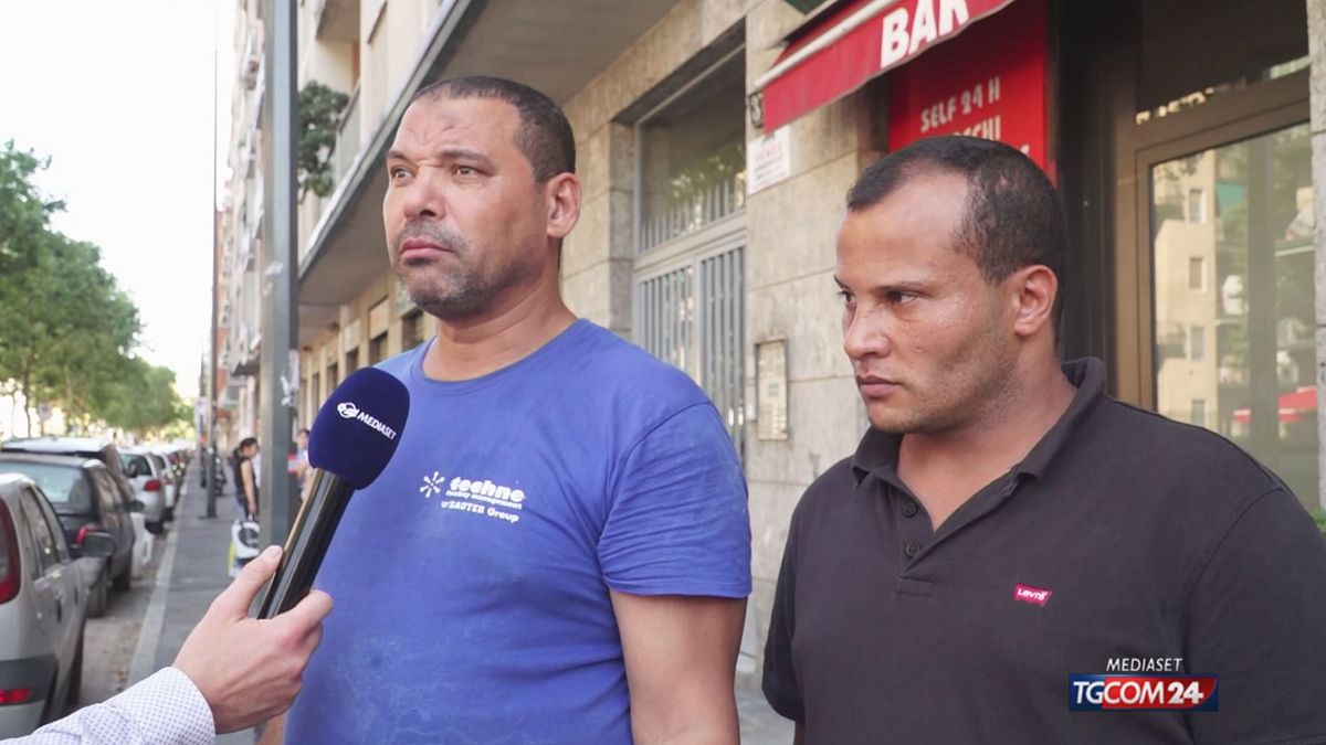 Accoltellato da uno sconosciuto al bar, i testimoni: Così abbiamo fermato l'aggressore