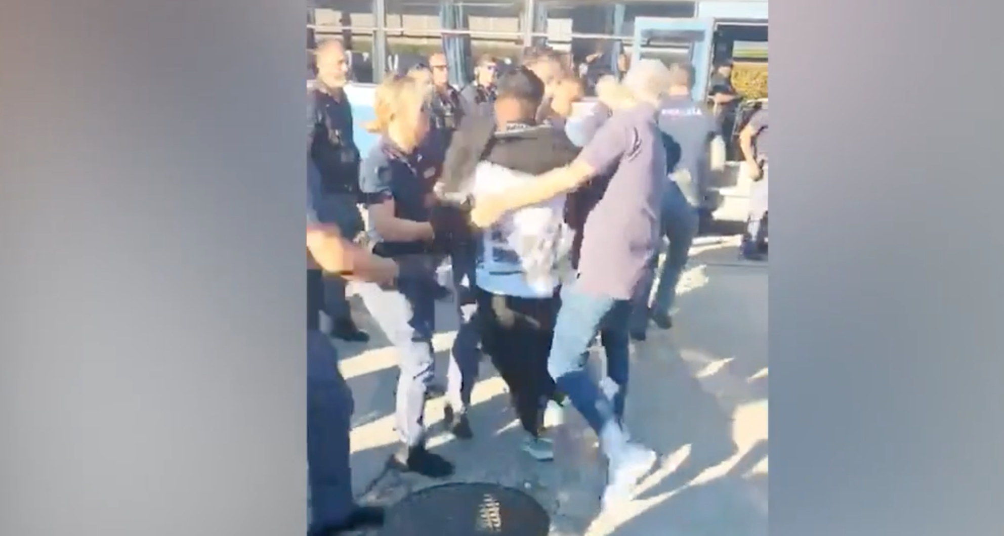 Prato, sgomberato presidio dei lavoratori davanti ai magazzini Acca: protestavano contro la chiusura del polo