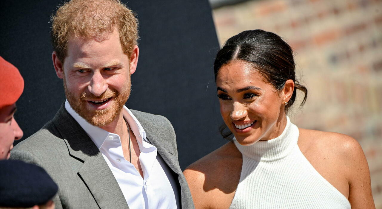 Il principe Harry a Londra senza Meghan e i figli: i problemi con la scorta rinviano l'incontro tra Re Carlo e i nipotini