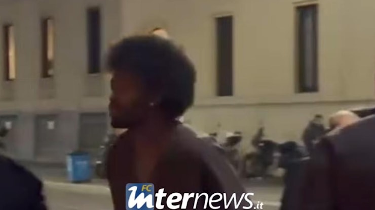 Inter Christmas Party 2025, l'arrivo dei nerazzurri: Thuram senza treccine ma in pieno stile Tikus - FC Inter News