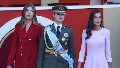 Leonor di Spagna, il Toson d'oro cade a terra alla Festa nazionale: re Felipe corre in aiuto della figlia