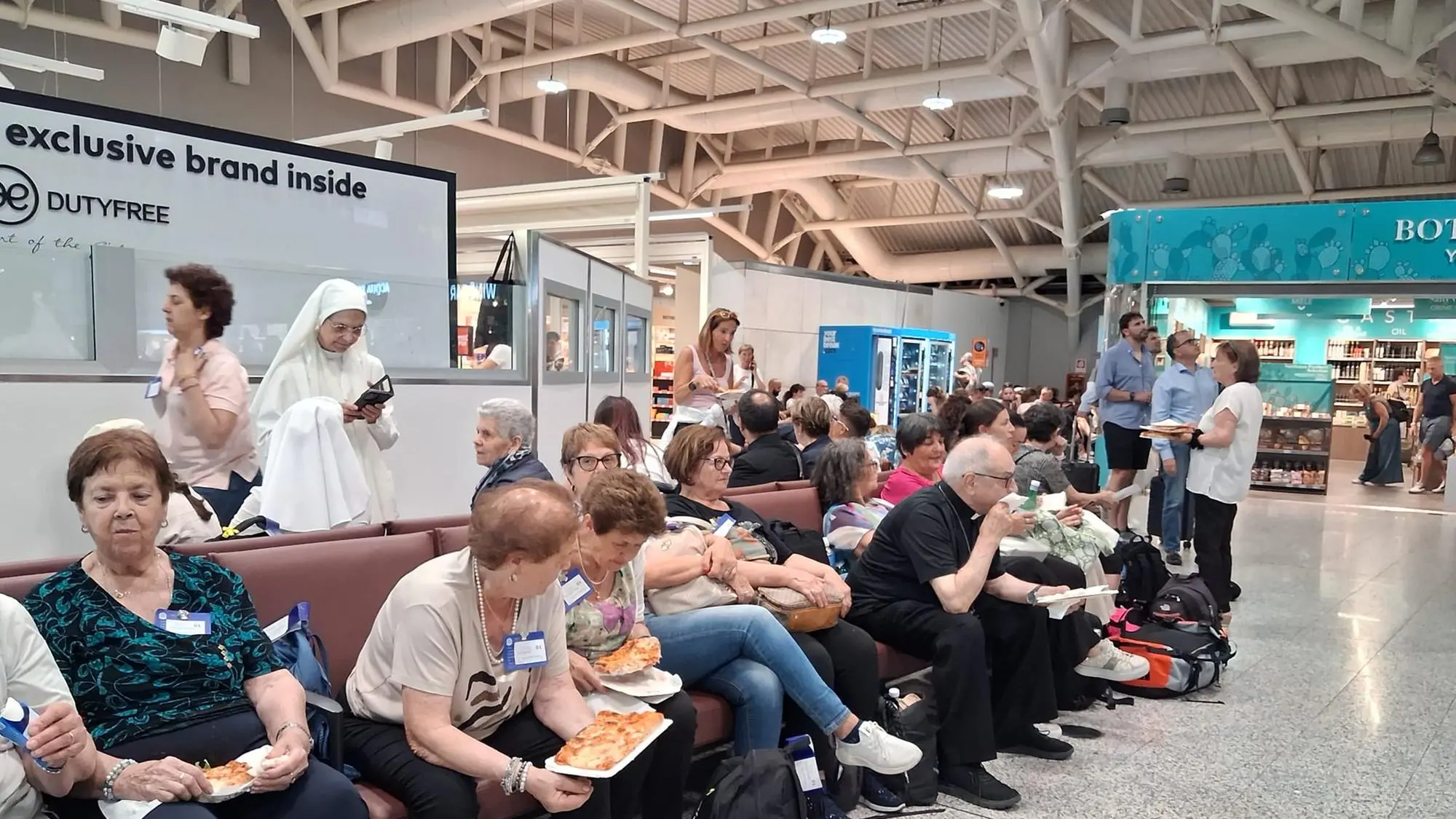 Volo per Lourdes in ritardo di oltre sei ore: 300 pellegrini bloccati a Elmas, tra anziani e persone fragili