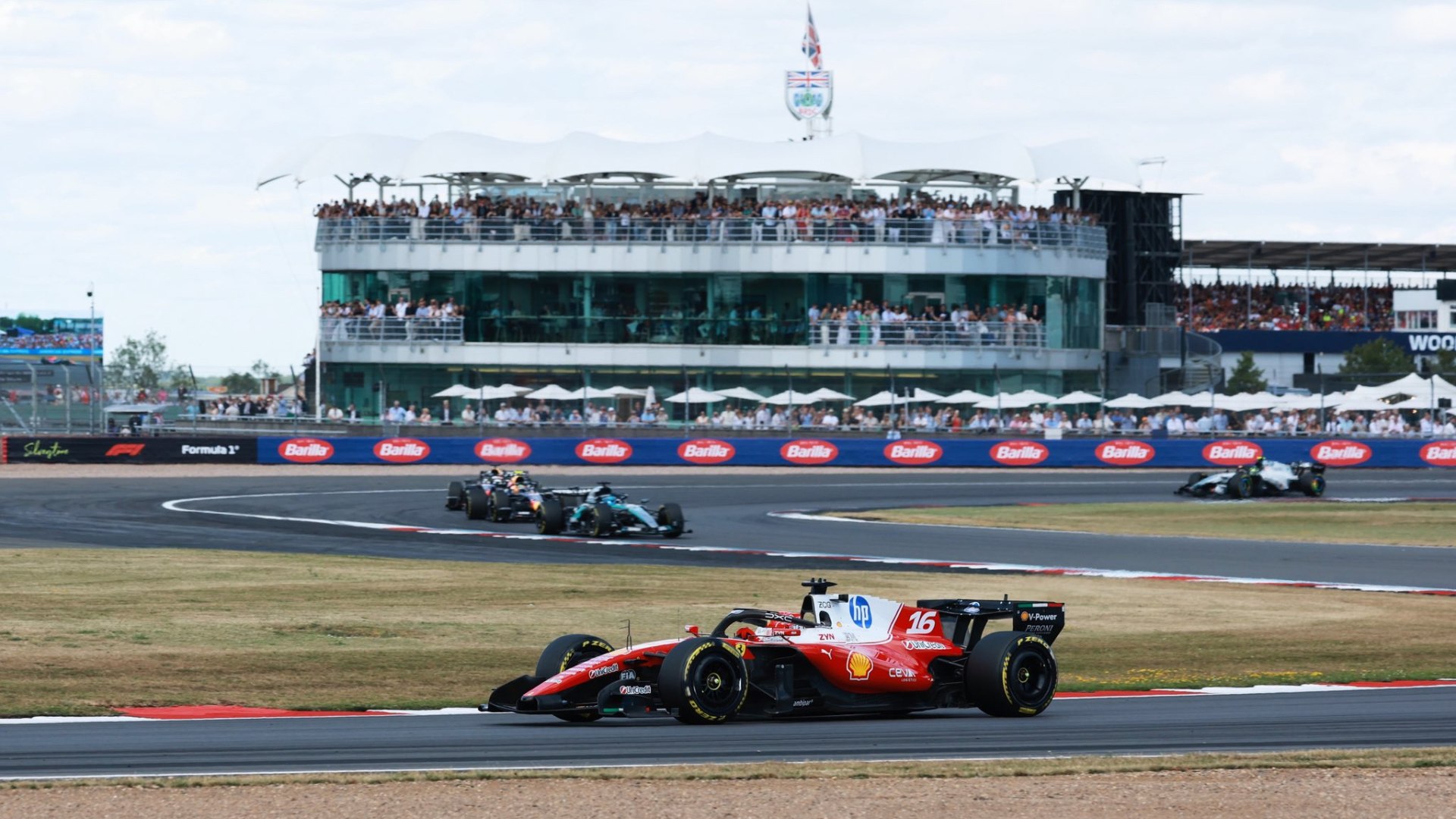 F1 Silverstone: Leclerc trionfa nel caos! Antonelli tradito dalla Mercedes, Russell fortunato 2°