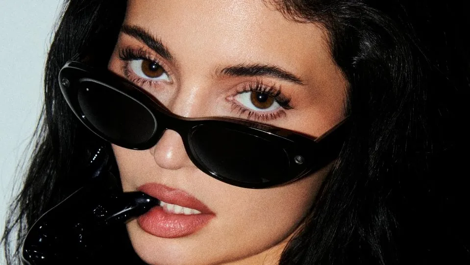 Kylie Jenner firma un modello dei nuovi Meta glasses, gli occhiali smart creati con Essilux