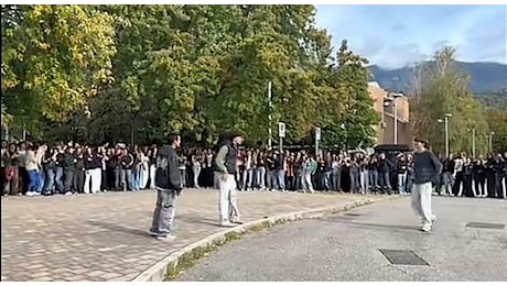 Castelfranco, 200 studenti in piazza per l'aura battle: la polizia blocca la sfida social