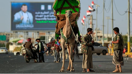 Missili Houthi sull'aeroporto di Aden, due ordigni a 500 metri da un aereo di linea