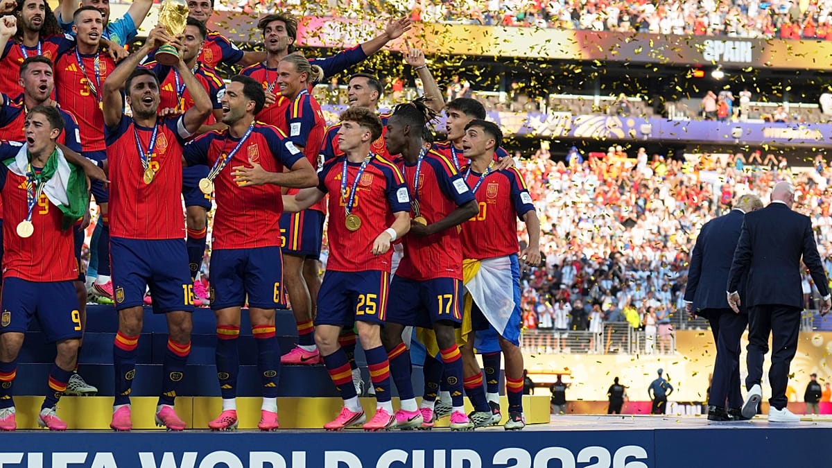 Video. Trump e Infantino consegnano alla Spagna la Coppa del Mondo