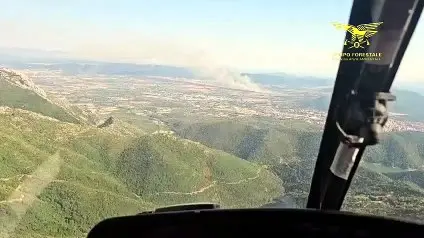 Fiamme nel Sulcis, paura a Carbonia: il rogo minaccia le abitazioni