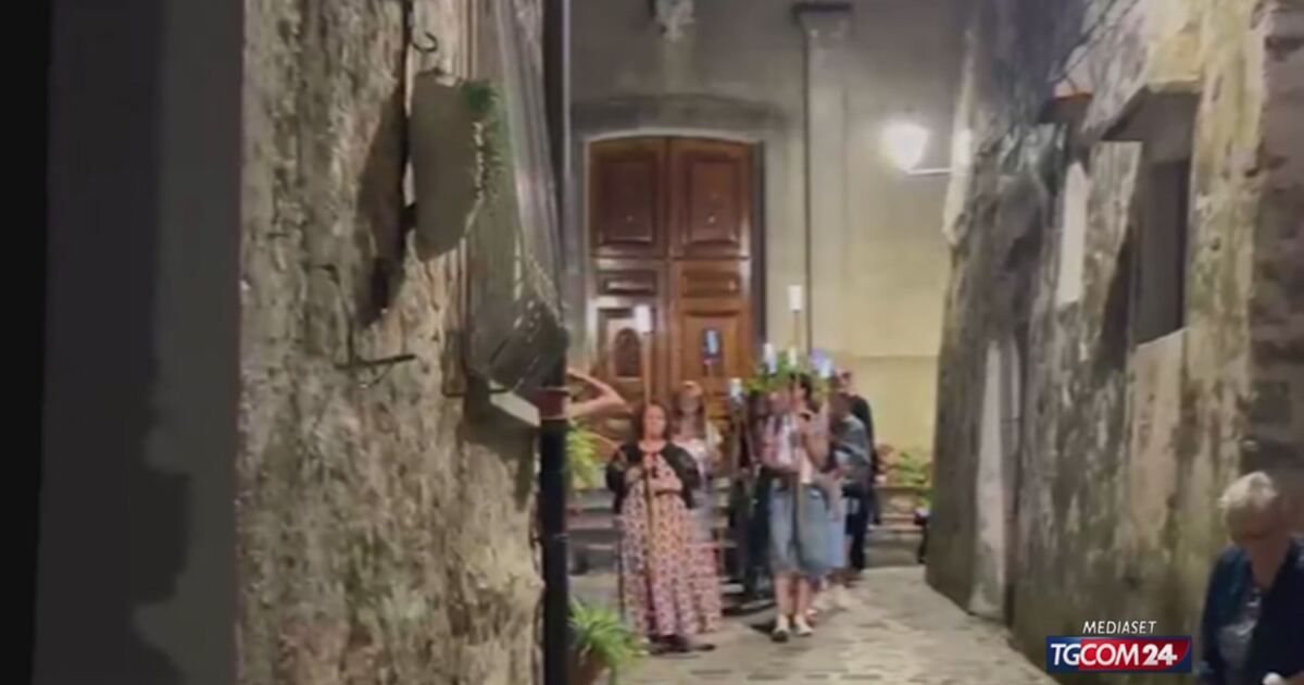 Tgcom24: La processione diventa digitale, gli smartphone al posto dei lumini Video