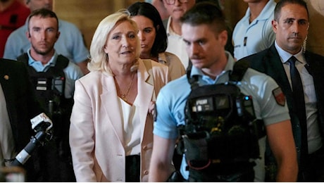 Il silenzio e il braccialetto elettronico: Le Pen lascia il tribunale di Parigi