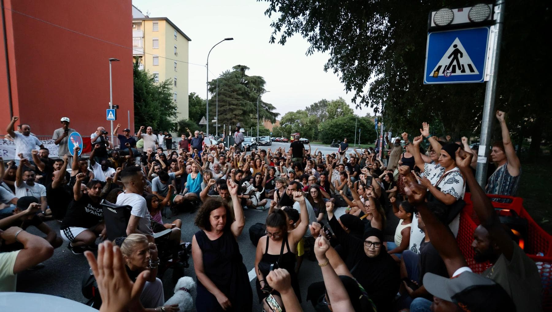 Presidio e corteo al Pilastro per la morte di Fakir. Lacrime, rabbia e il coro “Assassini”