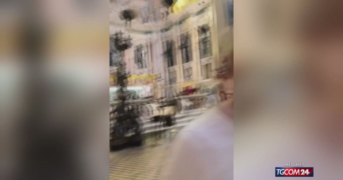 Tgcom24: Napoli, tenta di rubare il copricapo di San Gennaro: arrestato Video