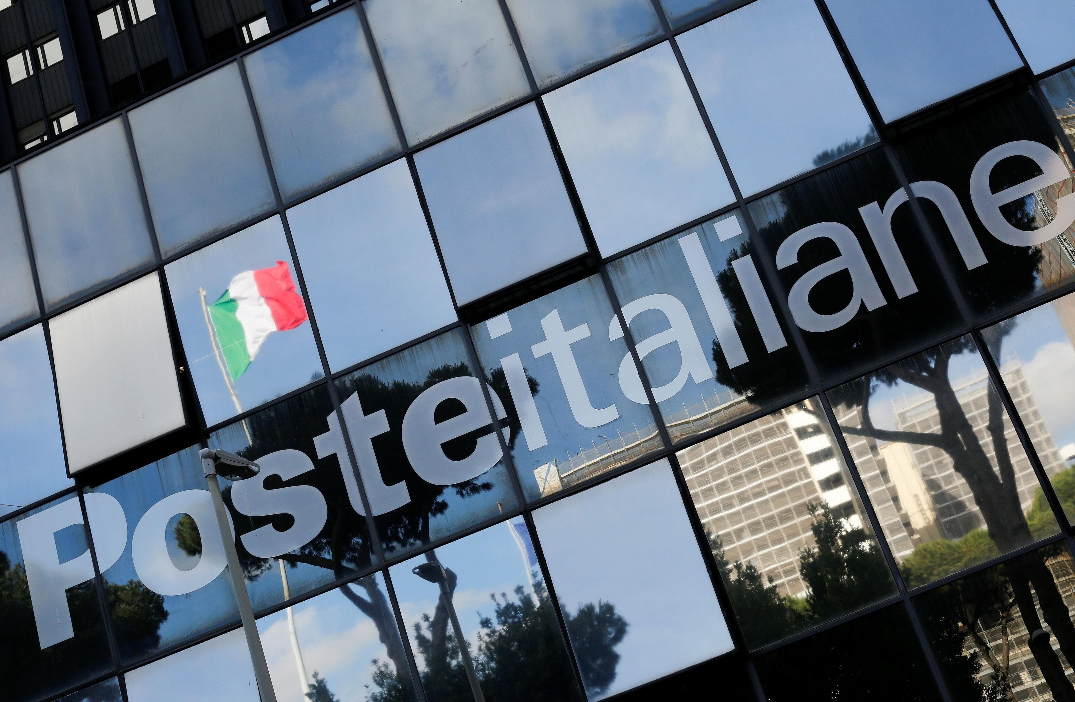 Via alla scalata di Poste su Tim, il 15% in mano ai piccoli investitori: durata, cedole e vantaggi