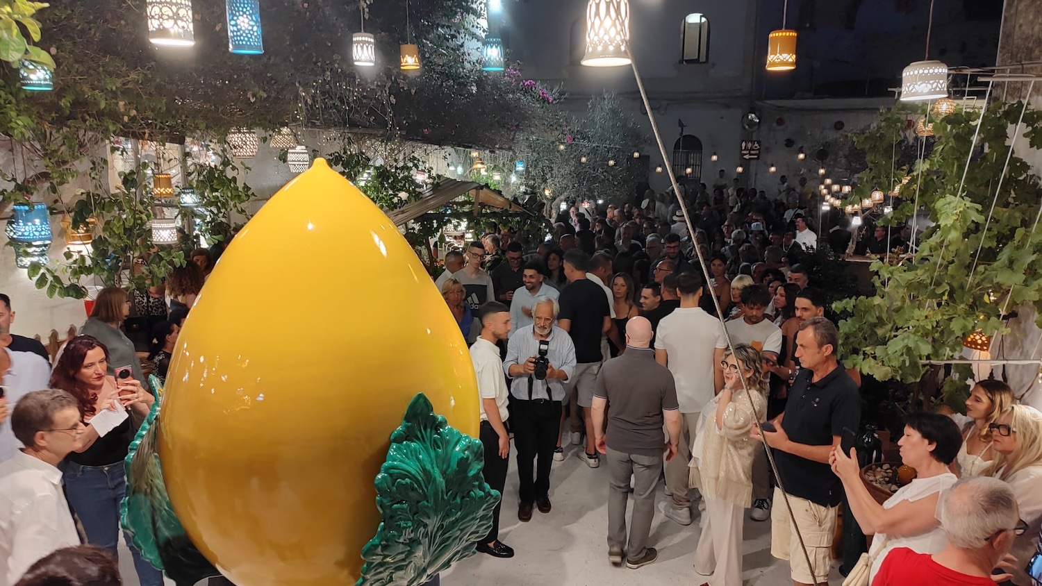 Grottaglie entra nel Guinness dei primati dell’artigianato: inaugurato il Pumo in ceramica più grande del mondo