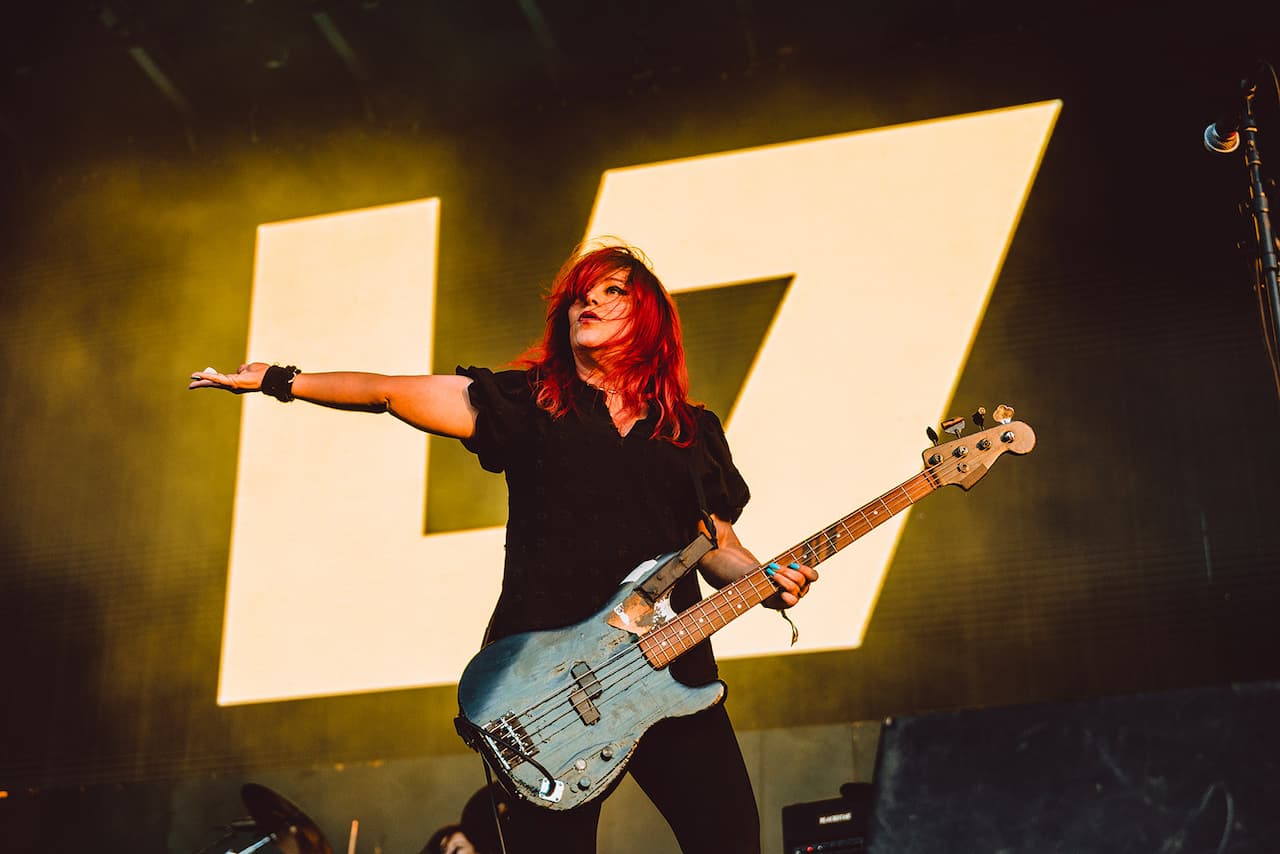 La bassista delle L7 Jennifer Finch è morta