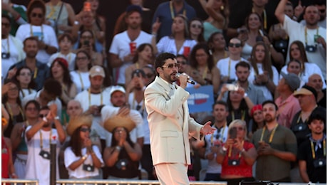 La grandine ferma Bad Bunny a Milano: concerto interrotto, decine di migliaia di fan evacuati