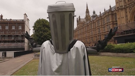 Gb, Count Binface è il candidato “spazzatura” che sfida Farage a Clacton