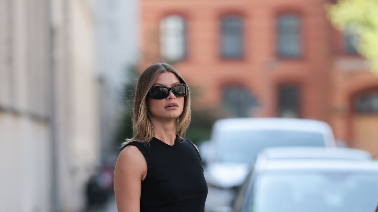 Sandali anni '90 e jeans con risvolto, la combo nostalgica (e pratica) in 6 outfit effortless chic dell'estate 2026