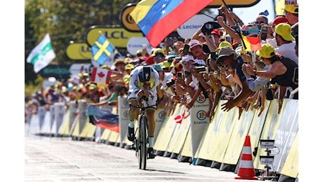 Tour de France: Evenepoel rispetta i pronostici vincendo la cronometro della 16ª tappa