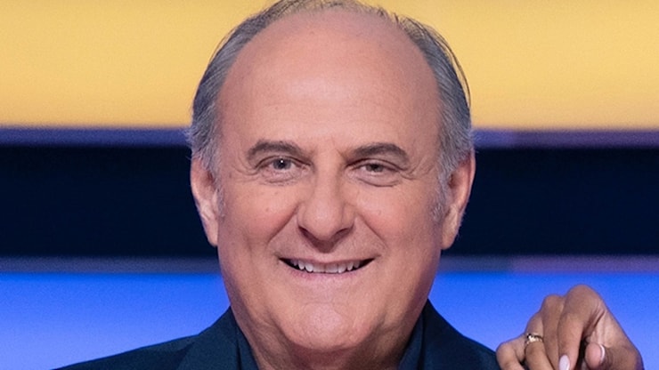 La Ruota della Fortuna, Gerry Scotti copia il look di Samira Lui e lei lo gela: Non una bella immagine”, poi la gaffe colossale sfiorata - Libero