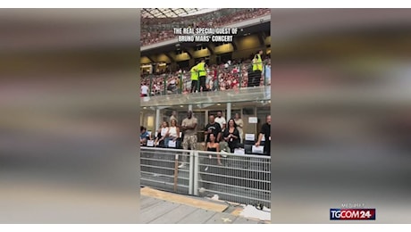 Tgcom24: Michael Jordan spunta a Milano al concerto di Bruno Mars Video